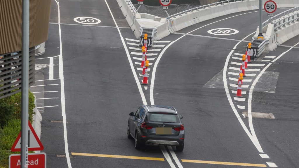 不少司机急急脚于往启德及观塘绕道车线中间的“风琴位”切双白线。