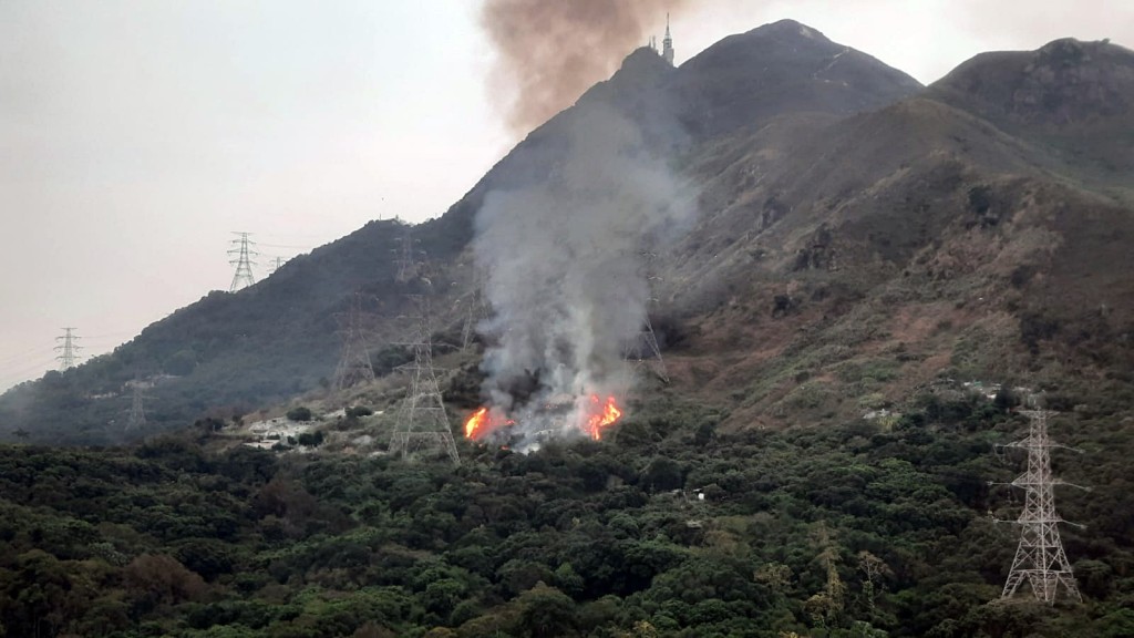 良景邨对开山坡发生山火。网图