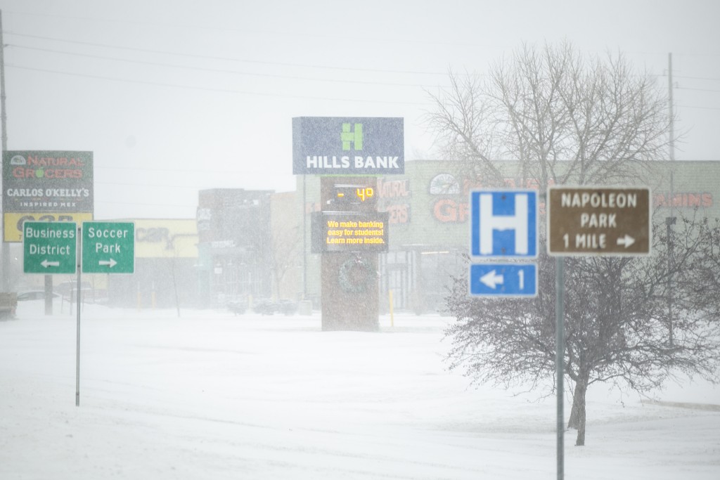 大雪和强风席卷爱荷华州爱荷华市。AP
