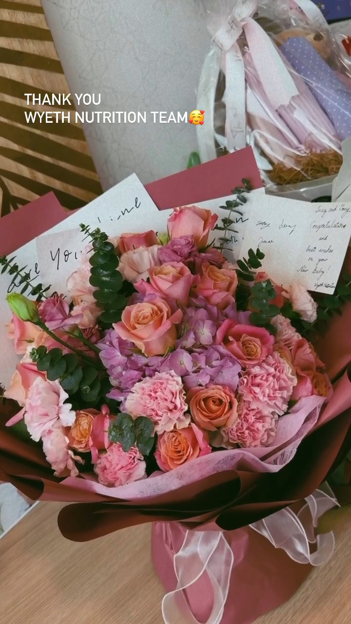 梁诺妍收到不少花束恭贺。