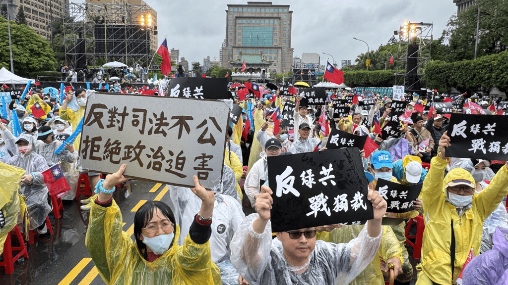 國民黨26日在凱道舉行 「反綠共、戰獨裁,凱道一起站出來!」活動,出席者高舉各式標語表達立場。 中時 國民黨26日在凱道舉行 「反綠共、戰獨裁,凱道一起站出來!」活動,出席者高舉各式標語表達立場。 中時
