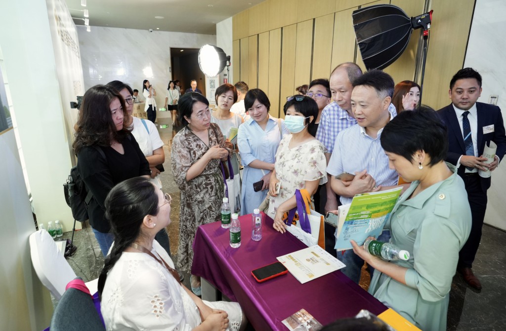 不少內地家長及師生聽完專題講座後，都來到各個香港高等院校的展覽專櫃即場取經。 蘇正謙攝