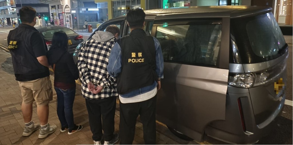 警方拘捕两名外籍男女涉嫌「贩毒」。警方图片