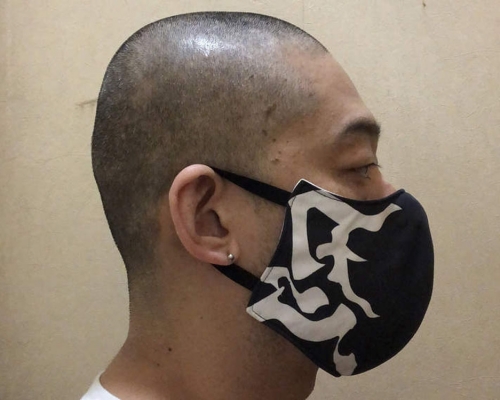 被指章魚燒混入頭髮,老闆剃光頭謝罪。