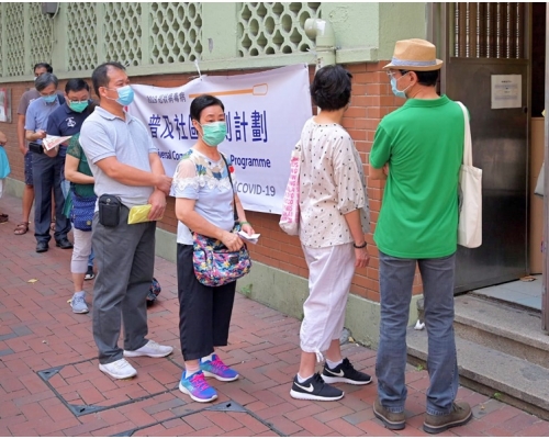 有市民今早到灣仔軒尼詩道官小檢測中心採樣。