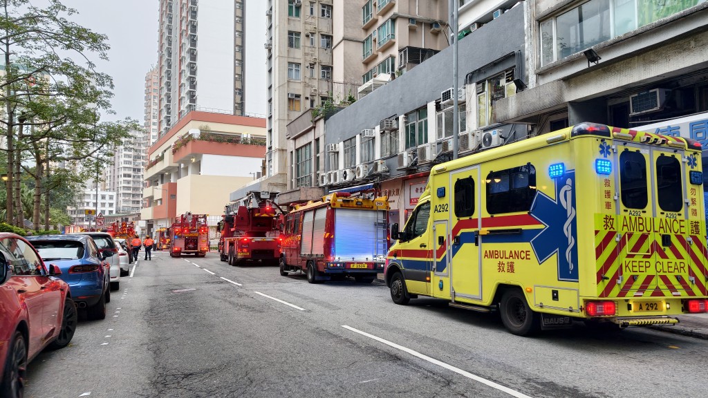 火警中消防動用一喉一煙帽隊。