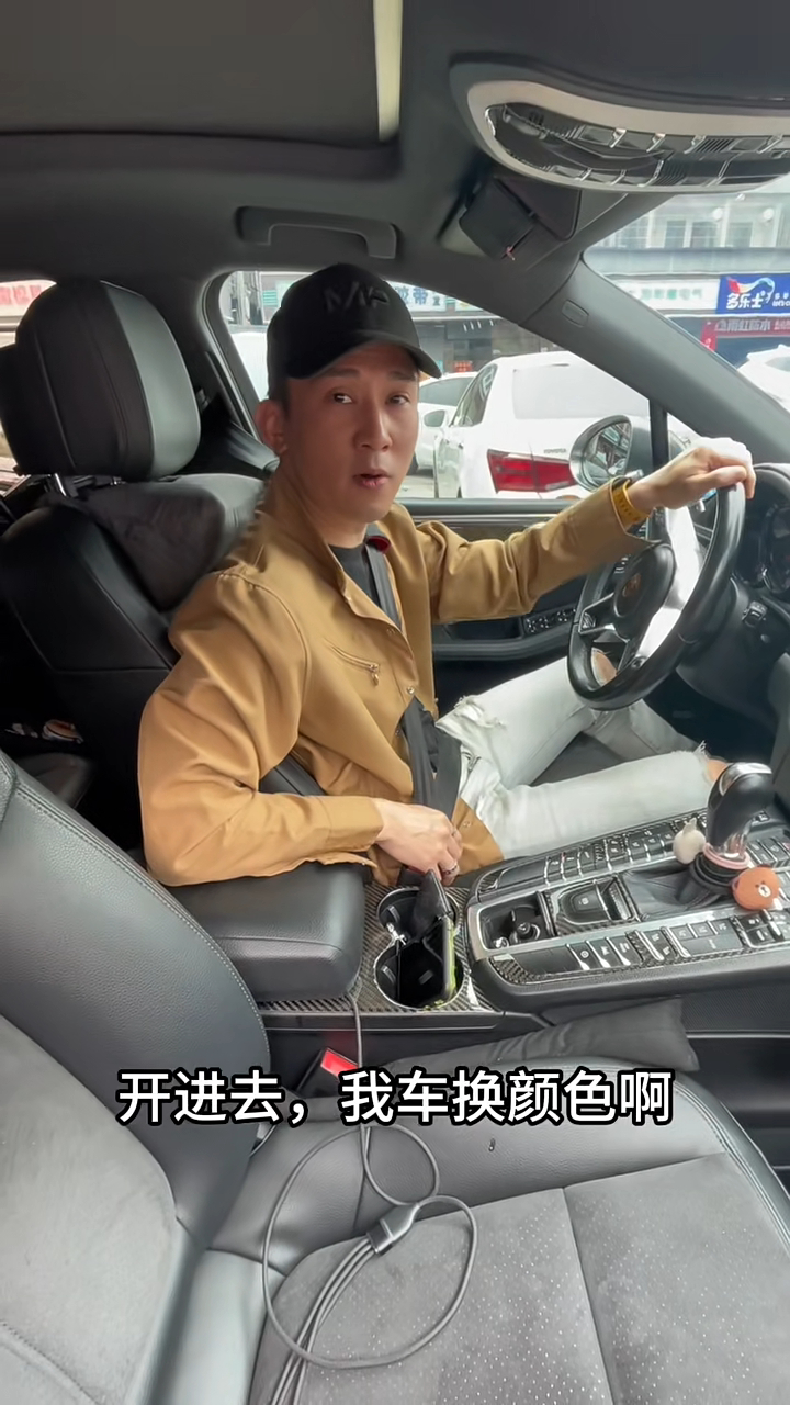 李兴华被指撞样吴尊。 李兴华被指撞样吴尊。