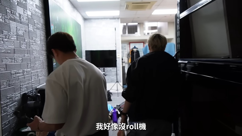 莫凱謙帶吳諾弘到他的工作室。 莫凱謙帶吳諾弘到他的工作室。