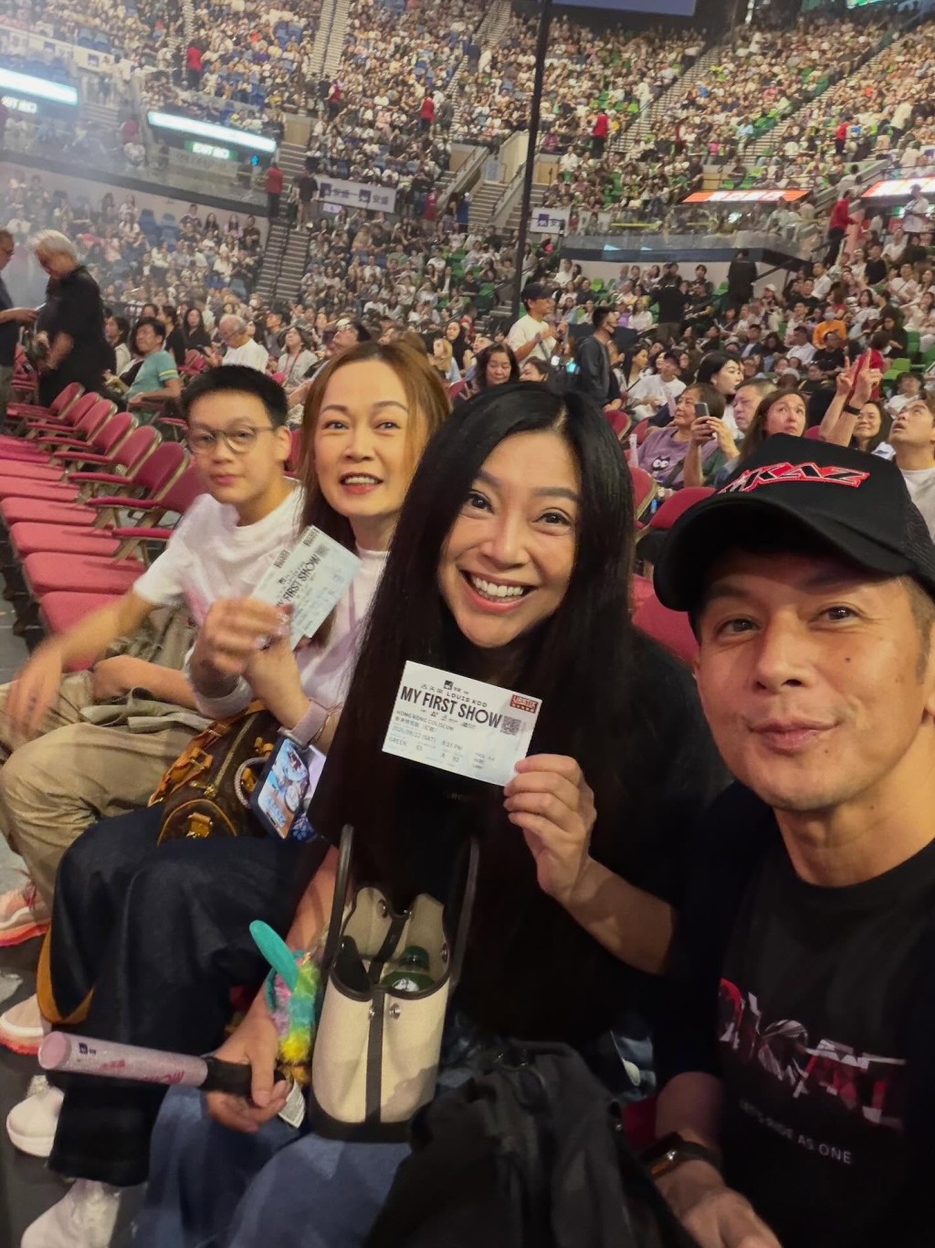 傅明憲、吳家樂及姚瑩瑩母子現身紅館,手持門票力撐古天樂。 傅明憲、吳家樂及姚瑩瑩母子現身紅館,手持門票力撐古天樂。