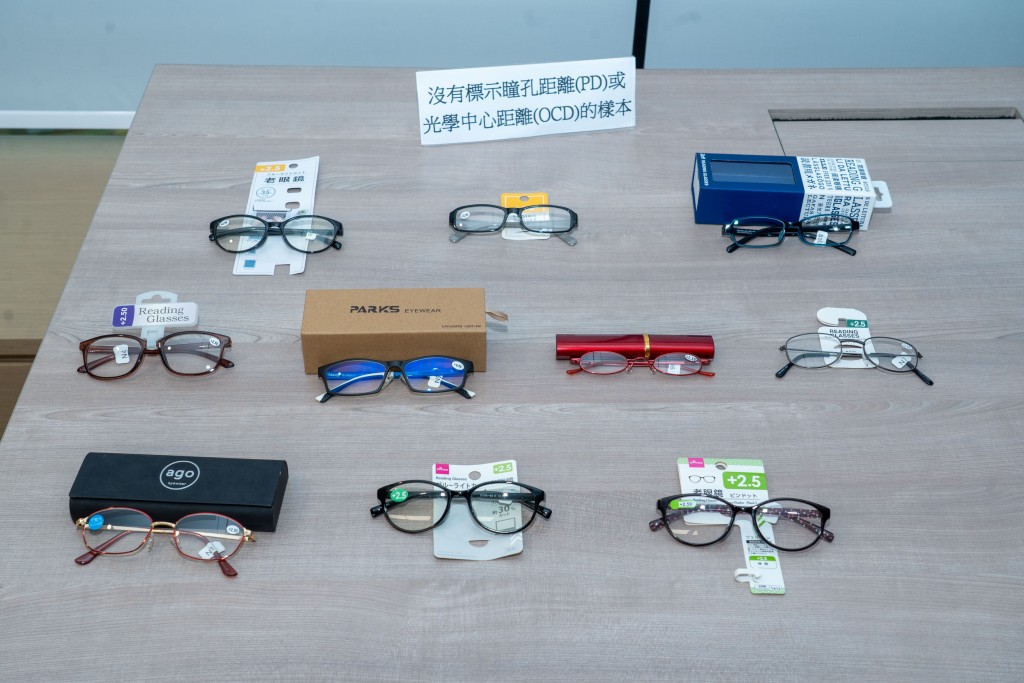 聲稱的老花度數均為+2.50 或+2.5（即俗稱 250 度），售價由8元至490元。消委會提供