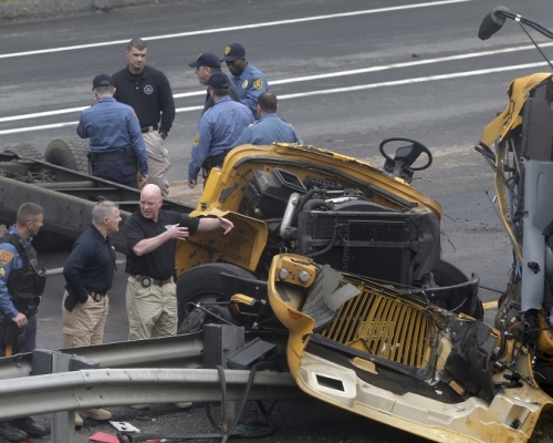 校車與垃圾卡車相撞意外，造成兩人死亡，另外44人受傷。美聯社