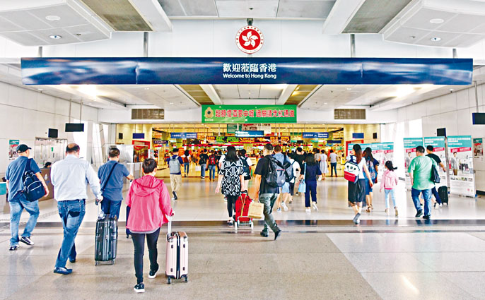 ■当局正研究为跨境学生每日开放落马洲支线口岸两个时段过关，并由学校安排校巴，从关口往返学校。