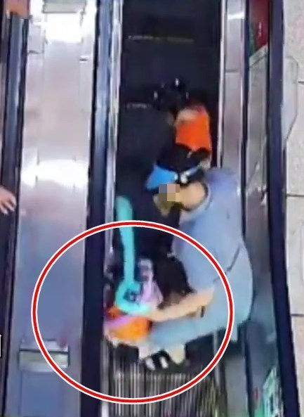 3母女在扶手电梯上一仆一碌。网上截图