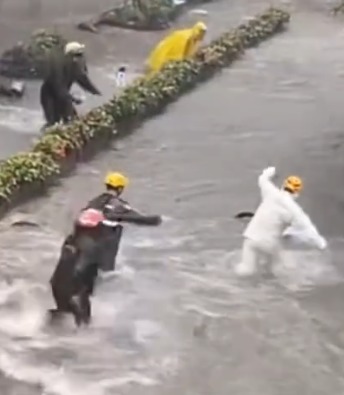 5名騎手不約而同衝進積水中。南方都市報