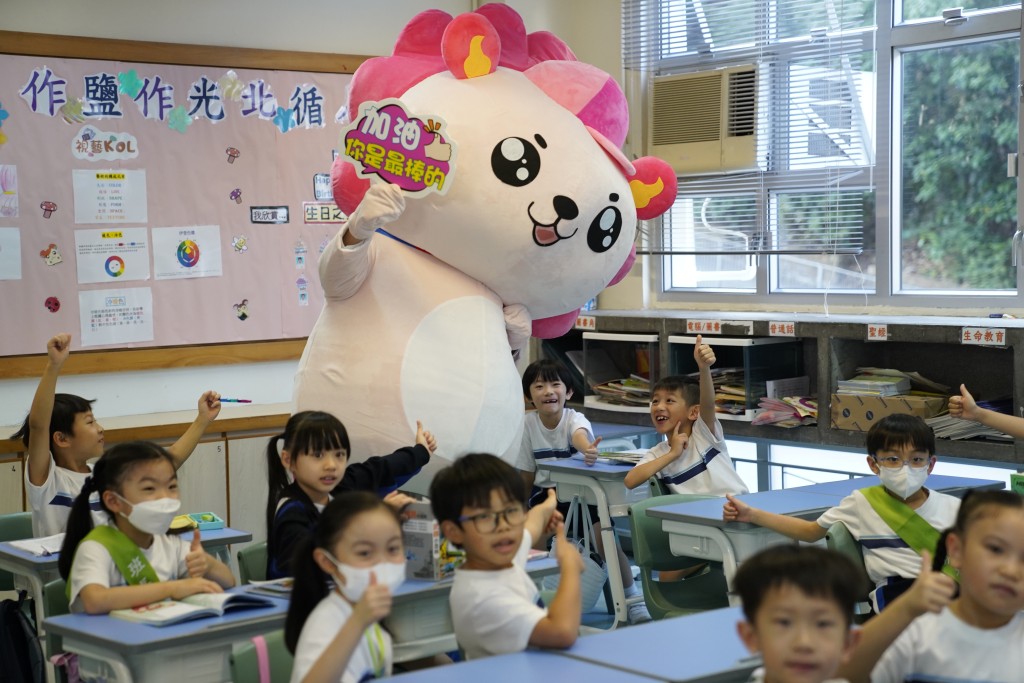 鄭校長親自上陣扮角樂小伙伴粉C，為大家打氣。（圖片來源：學校提供）