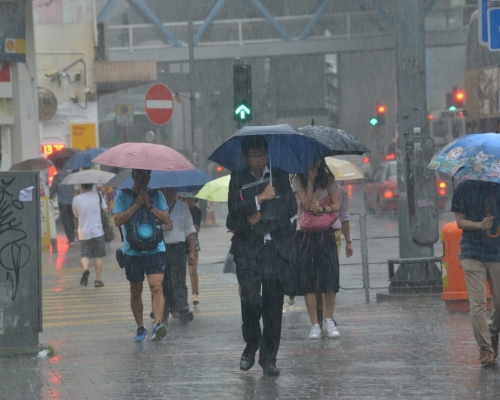 一道低壓槽正為廣東沿岸地區帶來驟雨及雷暴。