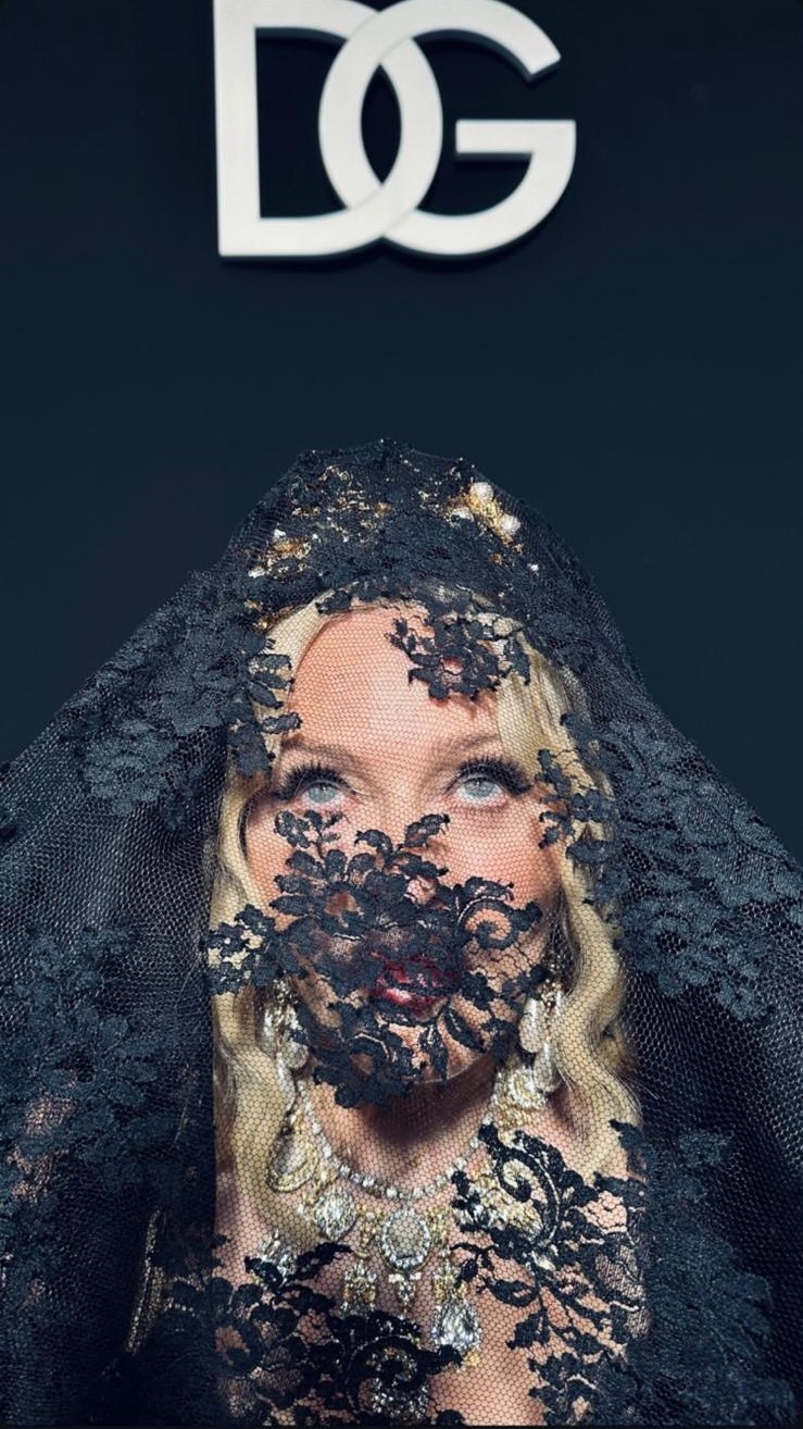 麥當娜（Madonna）身穿黑色喱士裙搭配頭紗，性感又神秘。（IG截圖）