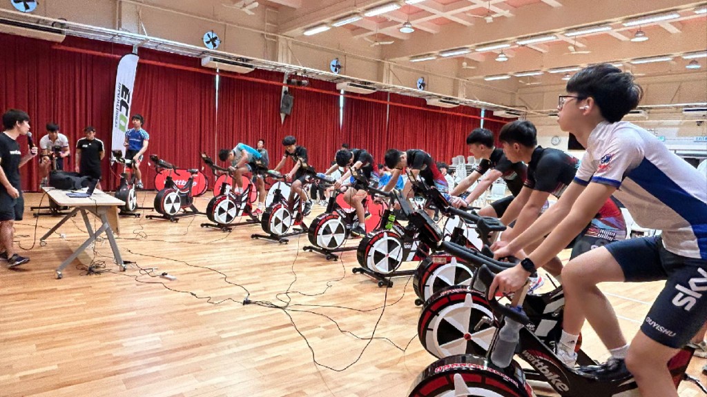 今(11日)黃大仙警區於佛教孔仙洲紀念中學禮堂舉辦《傳承•狂颷室內單車賽》。警方提供