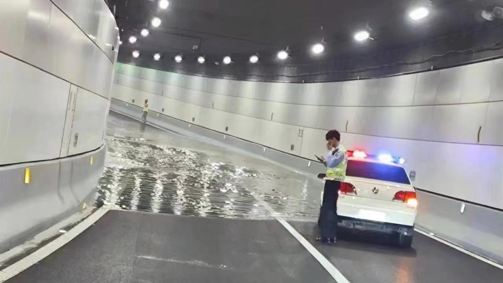 大連灣海底隧道通車半個月驚傳漏水，路面可見積水。