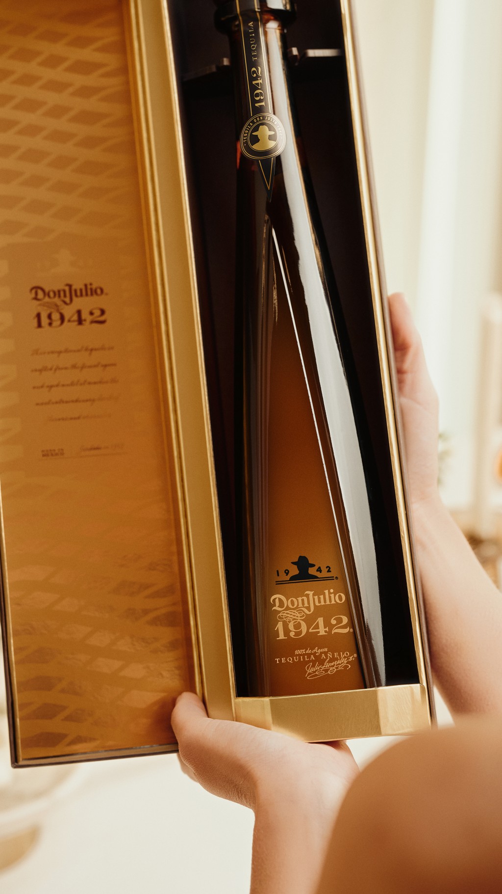 Don Julio 1942 龍舌蘭（750毫升）  高挑的瓶身設計以龍舌蘭葉為靈感，線條流暢柔美，矚目迷人。