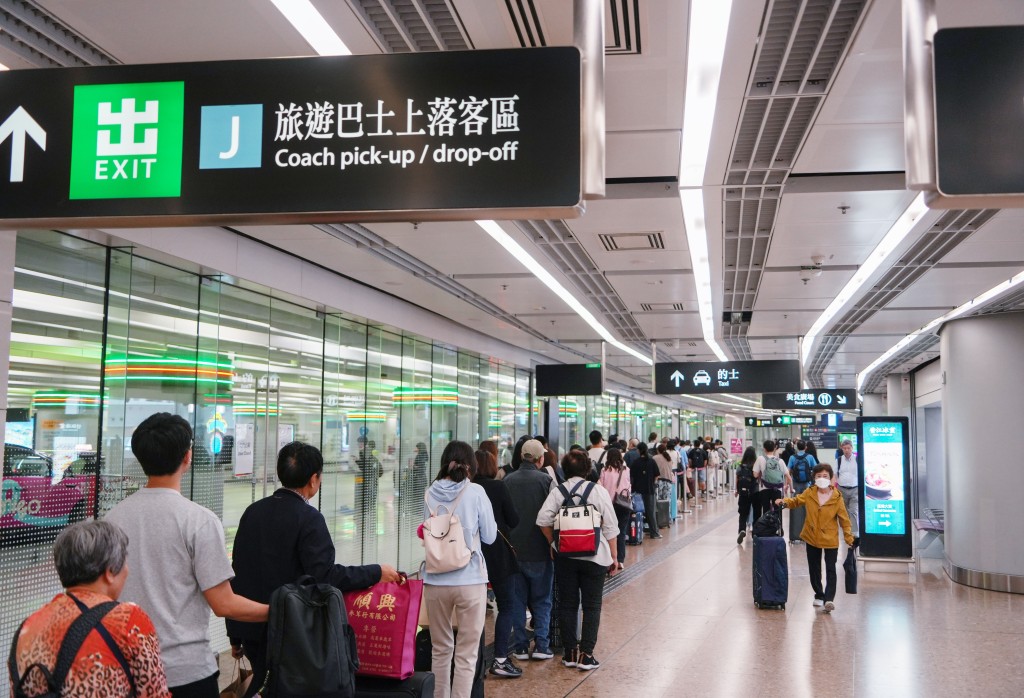 西九龍高鐵站內不時有廣播提醒的士站人流眾多，建議乘客改乘其他交通工具。