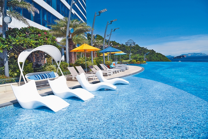 香港富麗敦海洋公園酒店設有「海天一色」的無邊際泳池。
