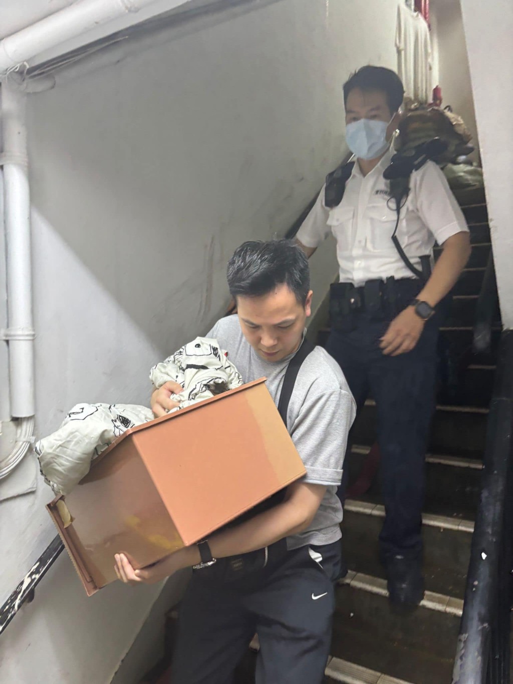 新界南冲锋队队员在一个单位内救出一只受惊家猫，并将牠安全交回主人身边照顾。香港警察fb图片