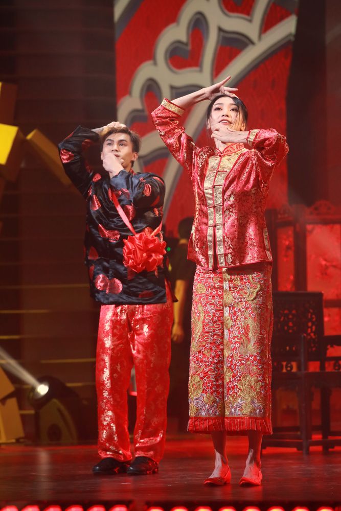 卡文以「怪誕屍新娘」造型演出個人編舞環節。