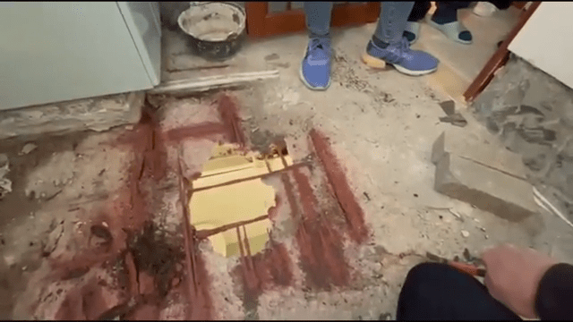 面對質疑，影片聽到該網紅師傅在現場不斷爆粗喝斥：「樓上點做關你Ｘ事咩！」(HUMA LO＠Youtube影片截圖)