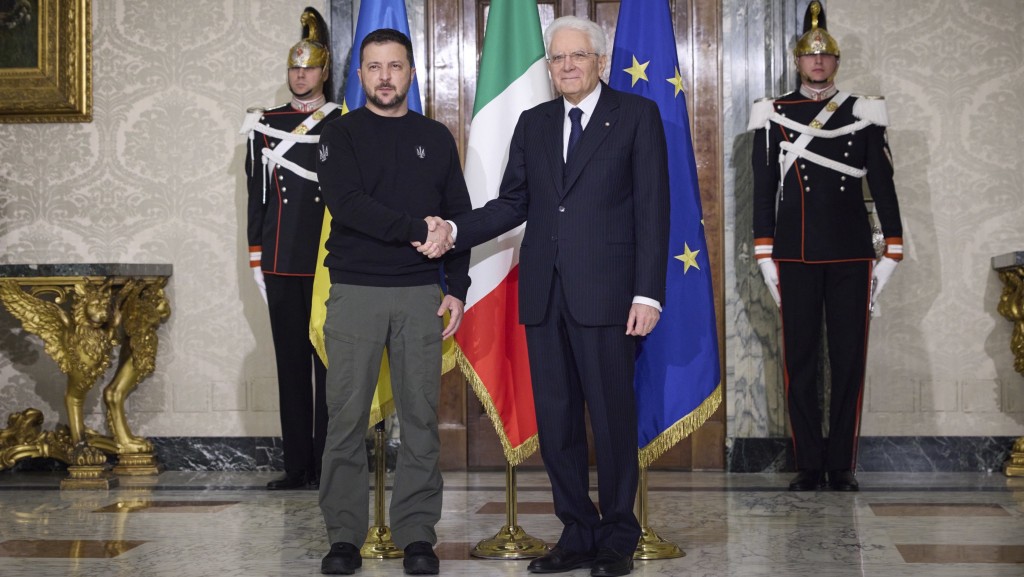 烏克蘭總統澤連斯基與意大利總統馬塔雷拉握手。 美聯社