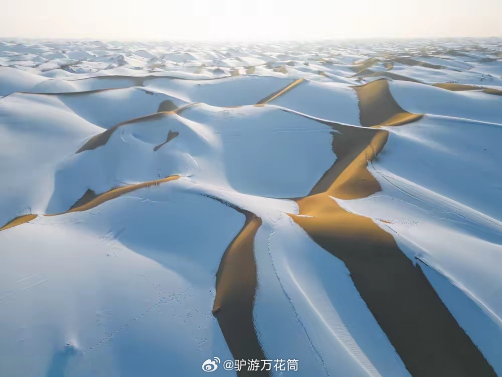 新疆塔克拉瑪干沙漠現「雪海」奇景。（微博）