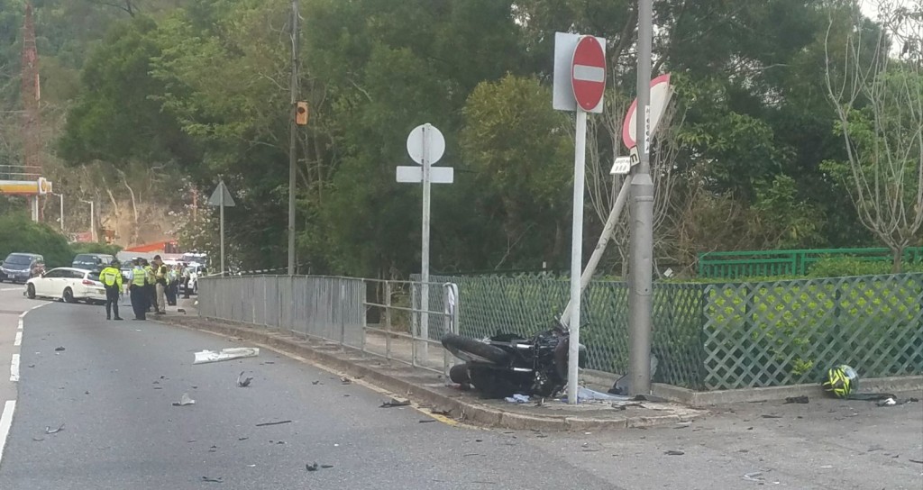 大埔公路私家車與電單車相撞。
