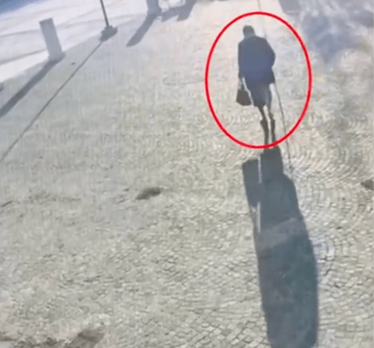 职员翻查闭路电视发现，这名“老妇”的步姿与昔日完全不同，根本不像一个老太婆。