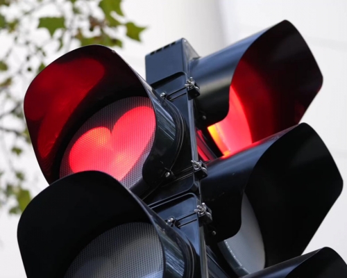 北京街头亮起心形红绿灯。