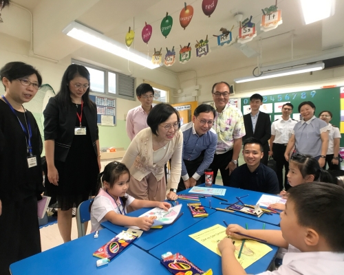 柯創盛與陳肇始視察學校防蚊工作