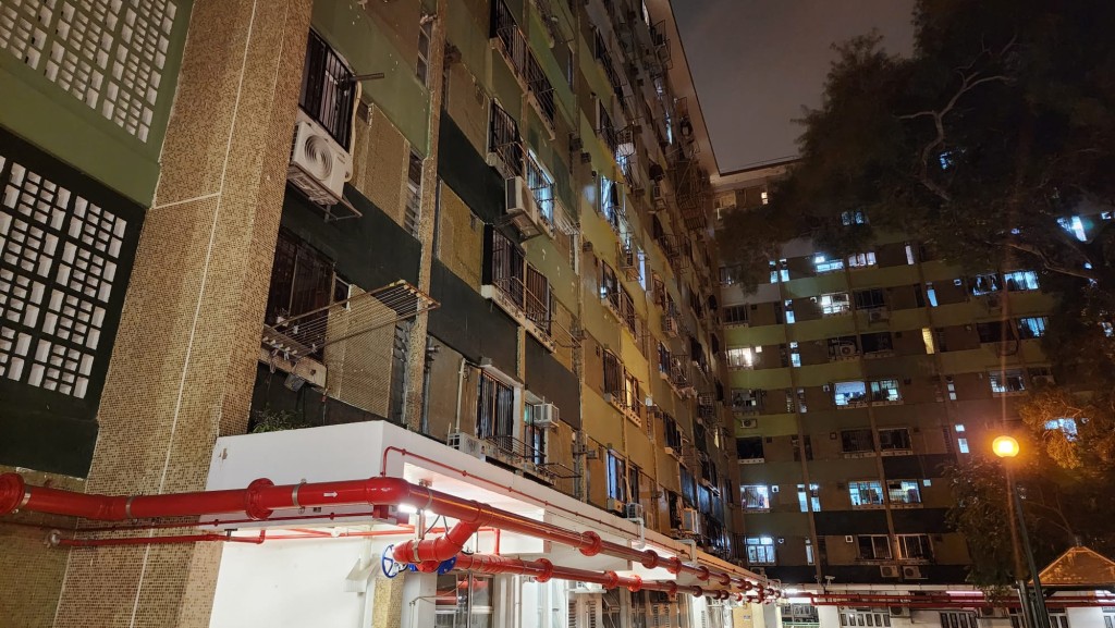 消防和救護人員到場時，火勢已熄滅，傷者清醒，由救護車送院治理。黎志偉攝