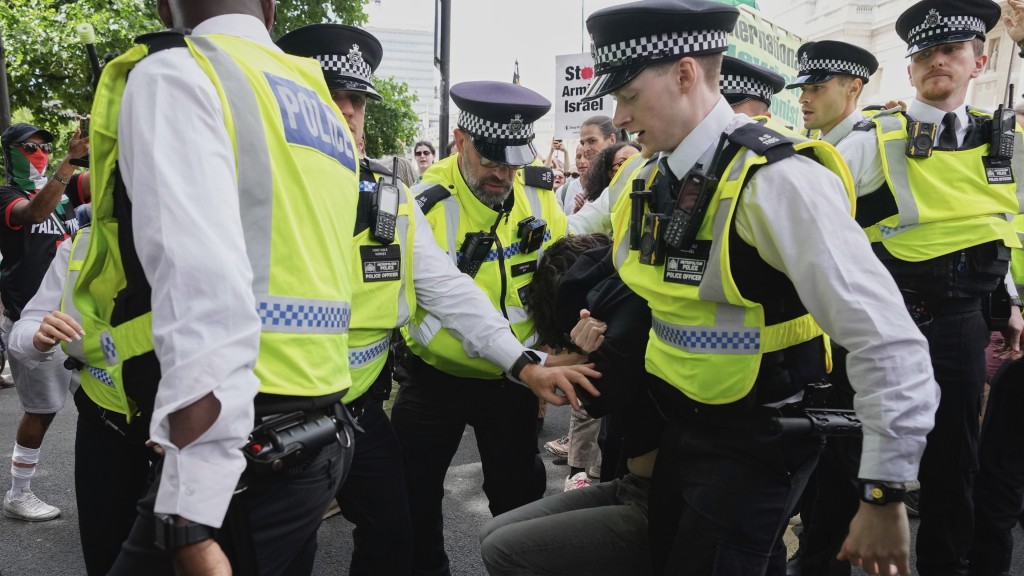「巴勒斯坦行動」（Palestine Action）在倫敦示威，有人被捕。 美聯社