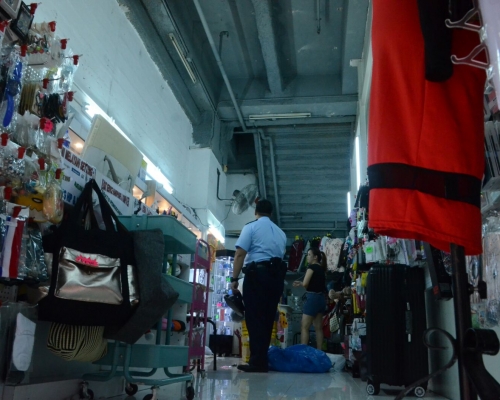 手提電話店遭爆竊。