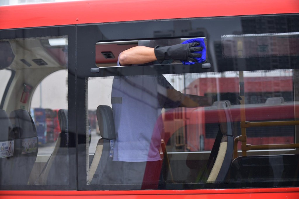 清潔工人清潔車窗。