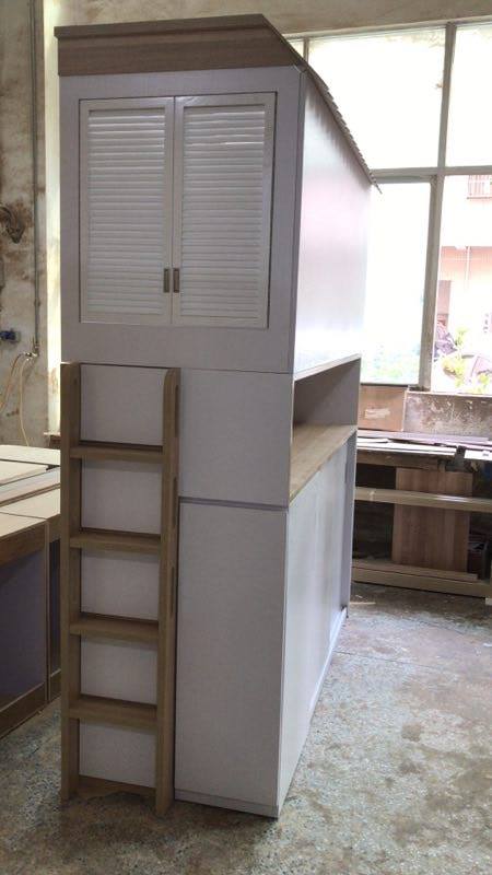 「屋仔床」旁邊有一條樓梯供人上落。（網上圖片）