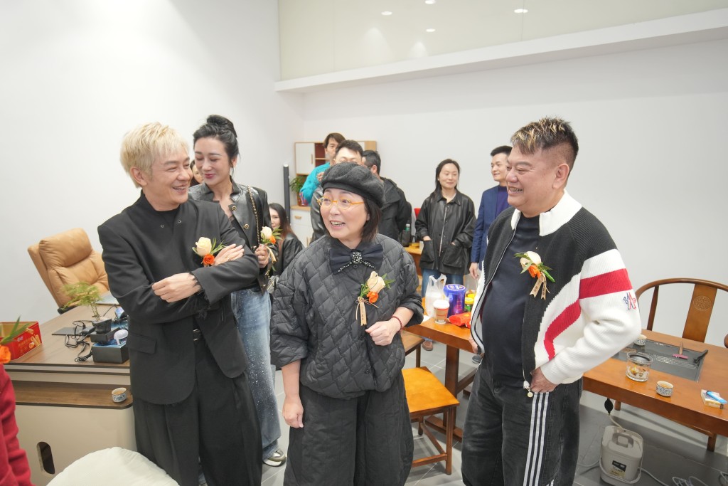 苑琼丹邀请一众圈中好友。