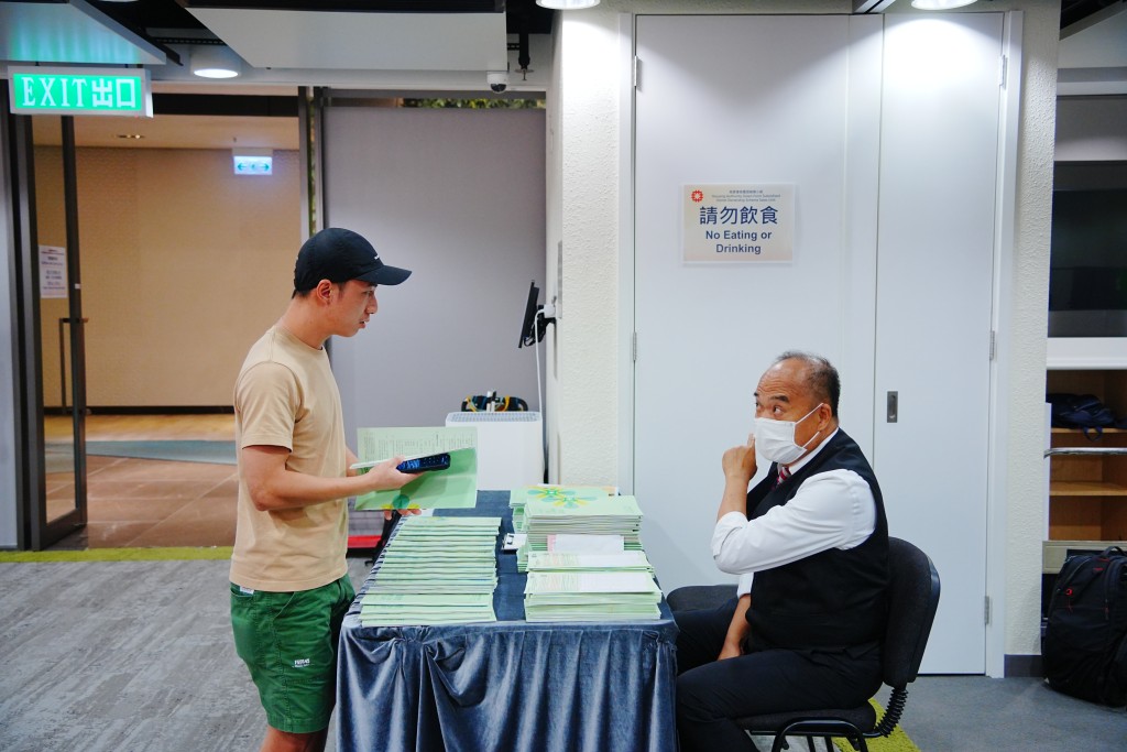 零星市民到觀塘房委會綠置居銷售小組辦事處諮詢及取表。汪旭峰攝 零星市民到觀塘房委會綠置居銷售小組辦事處諮詢及取表。汪旭峰攝