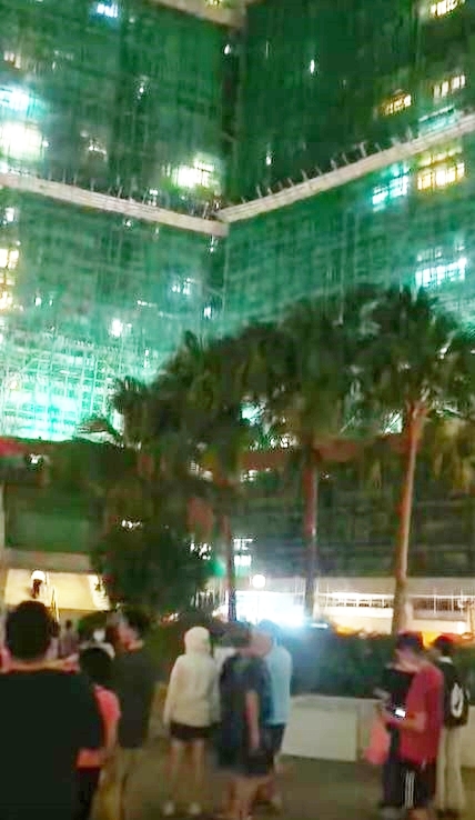 涉事大廈正在搭棚圍網。FB：Chun Tung Chow@柴灣小西灣關注組