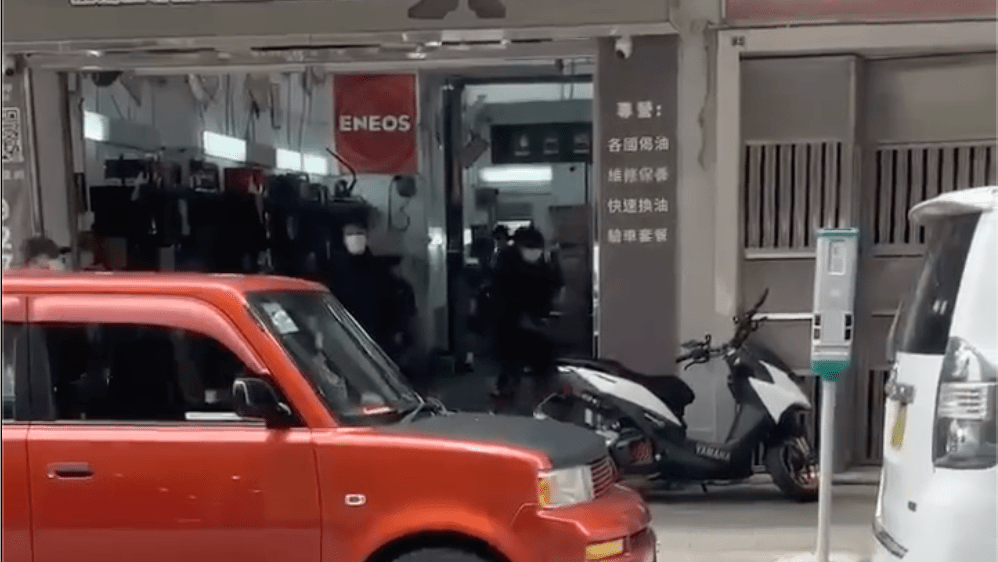 土瓜灣車房遭8黑衣漢持刀棍搗亂 貨架及空氣清新機被毀 警方列刑事毀壞調查。FB車cam L（香港群組）影片截圖 