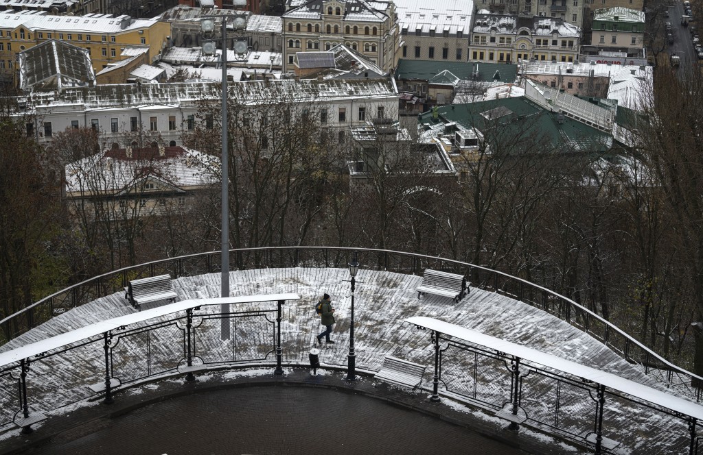 烏克蘭首都基輔迎來初雪，超過一千萬人卻沒有電力供應。AP