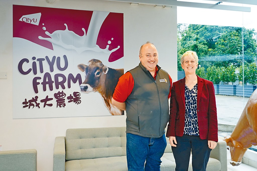 城大賽馬會動物醫學及生命科學院署理院長Vanessa Barrs（右）及農場經理Eryl Done（左）表示，城大農場既用作教學和研究用途，也希望成為可持續發展農業的示範。