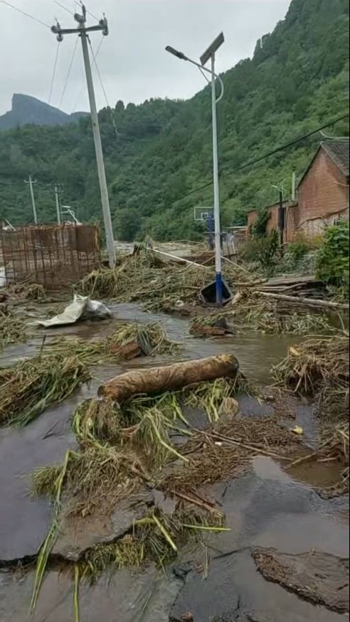 河北灤平暴雨引發山泥傾瀉，已造成8人死亡，4人仍然失蹤。抖音＠檸檬草