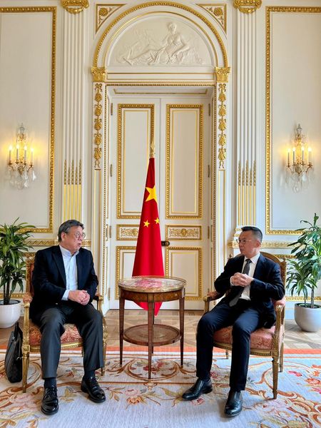 丘应桦亦在法国期间，与中国驻法国大使卢沙野见面，并介绍香港的最新发展。商务及经济发展局FB图片