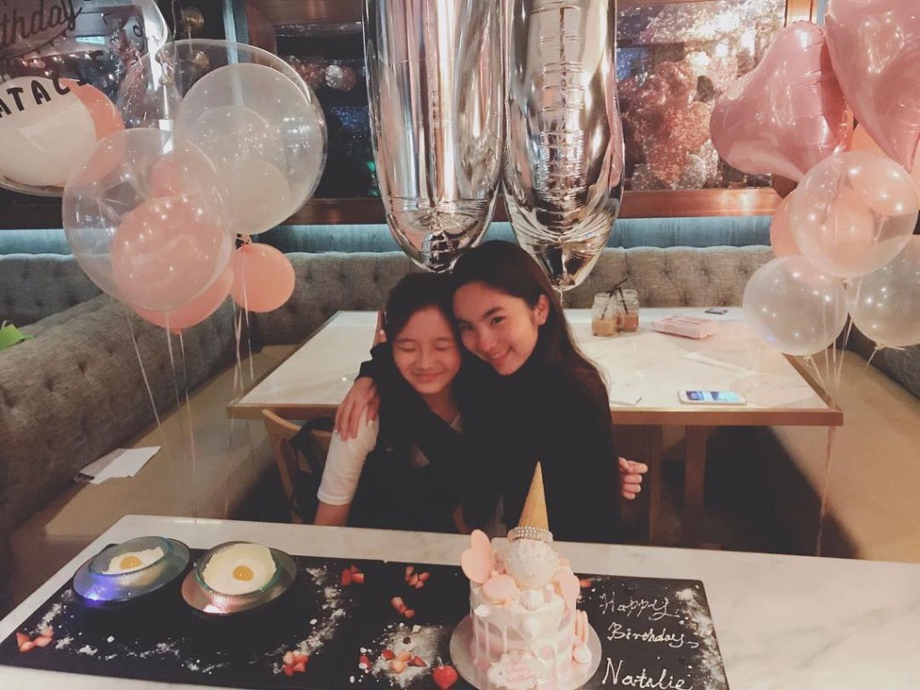 榛綦與劉芷玲小時候一同慶祝生日。  ​