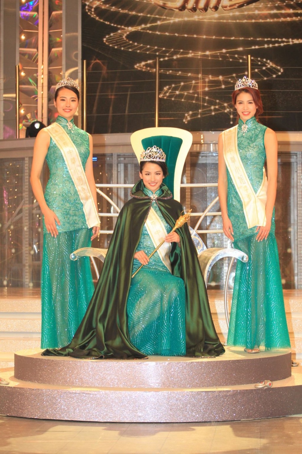 3號雷莊𠒇(右)對於奪得季軍已相當滿意，坦言完成所有選美比賽實在是鬆一口氣。